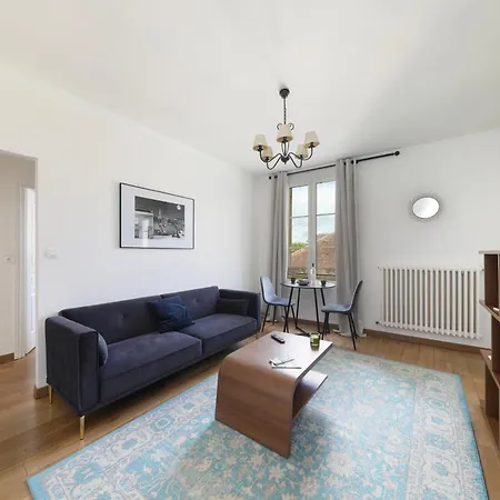 Dans Le Centre Ville, A 2 Minutes Du Palais *