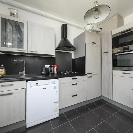 Dans Le Centre Ville, A 2 Minutes Du Palais *