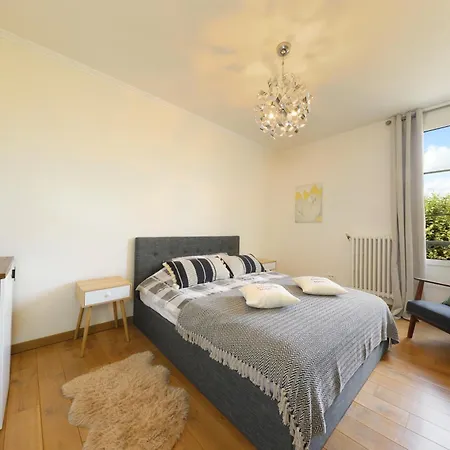 Dans Le Centre Ville, A 2 Minutes Du Palais *